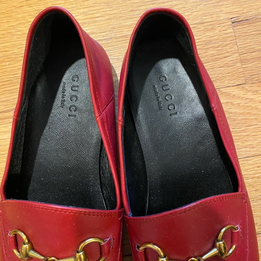 Gucci Red Leather Loafers with Gold Detailing - Picture 2 of 4